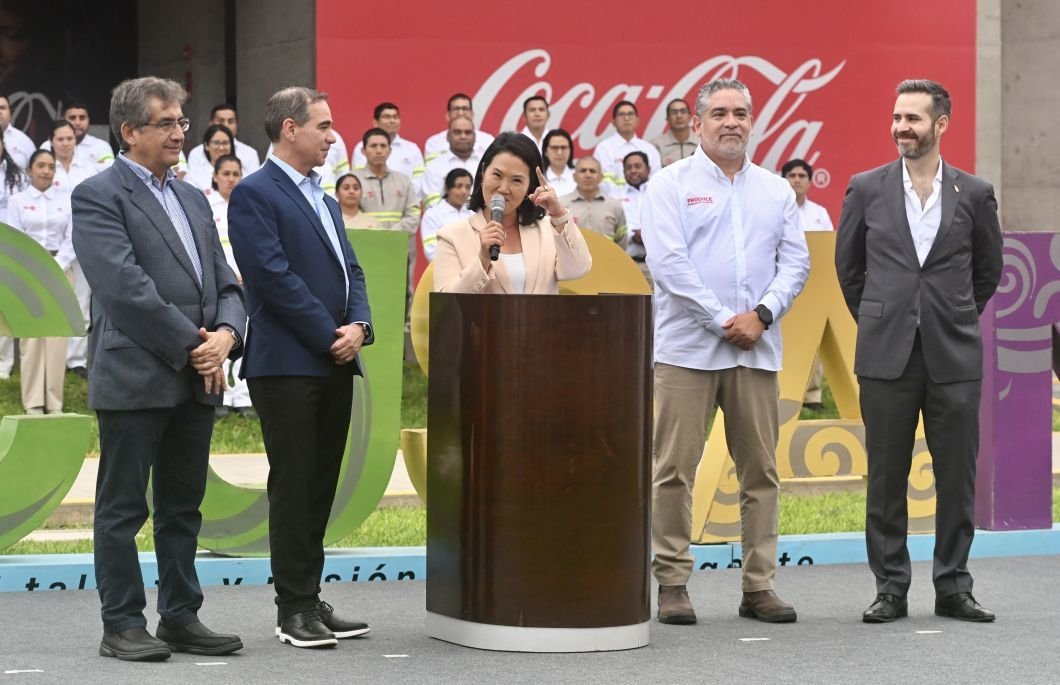 martinfiera's tweet photo. Keiko firmó un convenio con Coca-Cola Perú,  según el cual la empresa norteamericana quedaría exonerada del pago de impuestos por el monto de 1000 millones de dólares, por 5 años.
Más de 3 mil millones de soles dejarían de ingresar al Estado peruano
¡ Gracias Keiko ! https://t.co/e9Z6NO5G4f