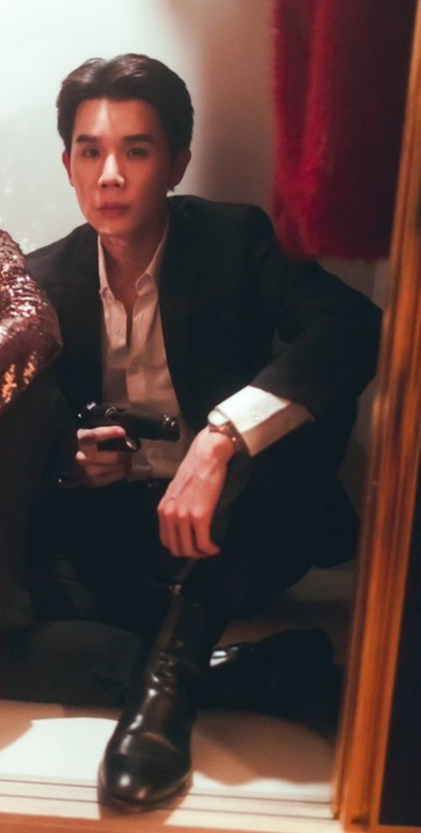 mhoknday's tweet photo. from this to this 

abis jadi napi sekarang jadi polisi 😭👍 https://t.co/d8Krl0puPR