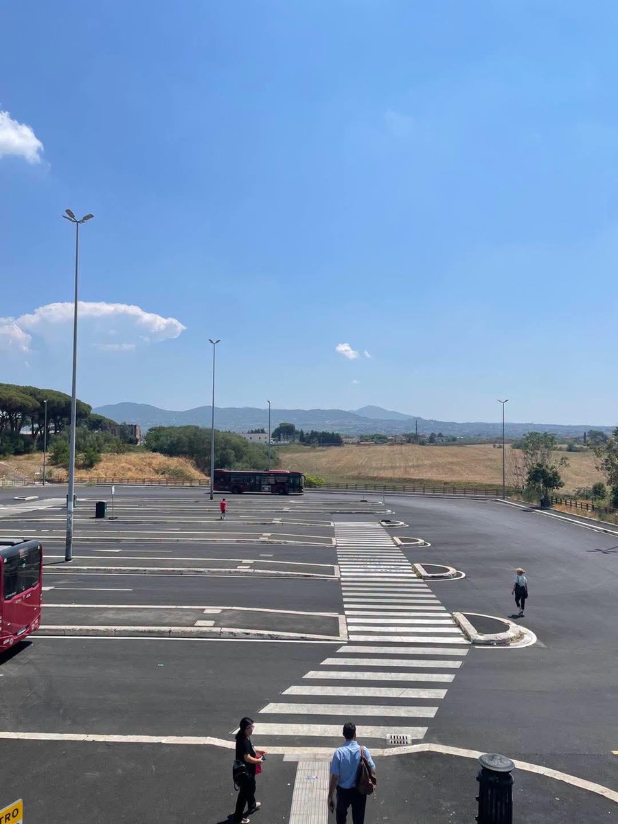 MMmarco0's tweet photo. Grotte Celoni, Roma. Il capolinea dove aspetti l’autobus e fai anche la prova forno.

Siamo a Roma, quadrante orientale, in uno snodo importante del trasporto pubblico. Autobus, marciapiedi, utenti che aspettano e poi il nulla. Non un albero, non una pensilina vera, non un punto d’ombra degno di questo nome. Solo asfalto, cemento, pali della luce e sole pieno. Una distesa perfetta per cuocere lentamente pendolari, studenti, anziani e chiunque abbia la sfortunata idea di usare il trasporto pubblico in una giornata calda.

Va bene parlare di mobilità sostenibile, transizione ecologica, città del futuro e grandi strategie climatiche ma se chi prende un autobus viene lasciato ad aspettare sotto 38°C su una piastra d’asfalto senza ombra, il messaggio reale è un altro: arrangiati. 

Un capolinea non dovrebbe essere solo un posto dove passa un autobus, dovrebbe essere un luogo vivibile, ombreggiato, accessibile, pensato per persone vere e non per sagome nei rendering. Dovrebbero essere presenti alberi, pensiline, ombra, sedute protette, fontanelle. Non serve progettare Singapore,
basterebbe smettere di progettare il barbecue.