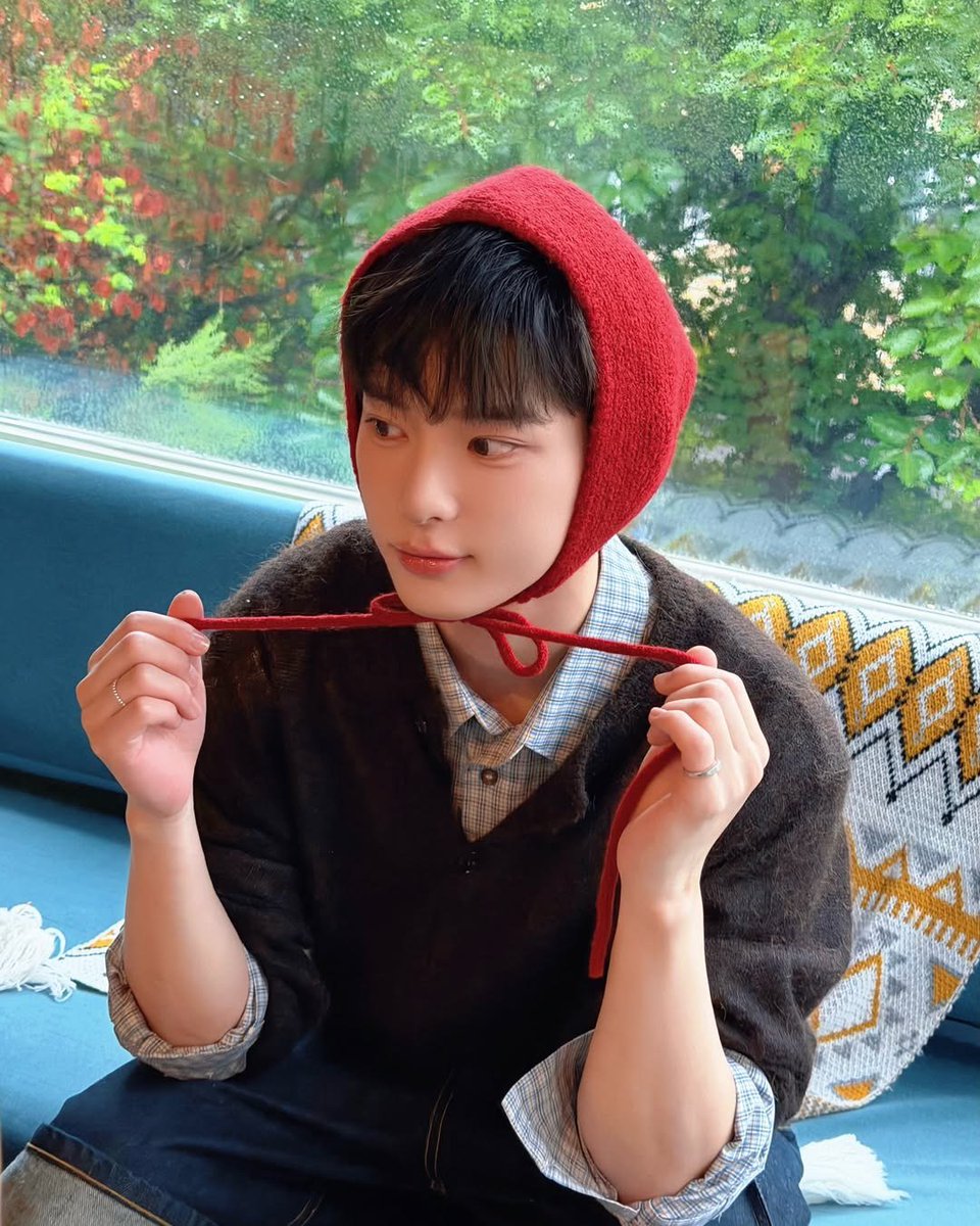 shiogeta's tweet photo. 今日は少しだけ時間の流れをゆっくり感じた。窓の外に揺れる緑を眺めながら、本のページをめくり、何も急がず、何も飾らない自分で過ごす。そんな穏やかな一日も、きっと悪くない。 https://t.co/8kHuqBhM8v