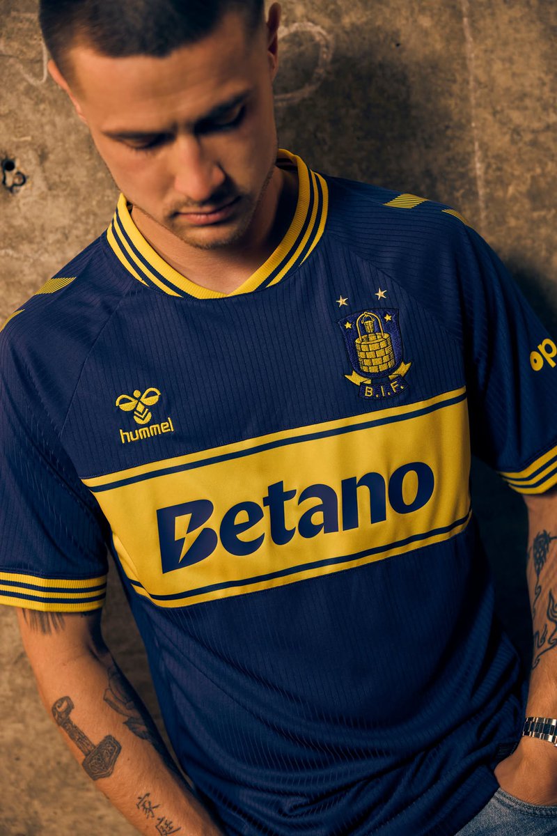 EleteTSC's tweet photo. 🇩🇰🔵🟡 Brøndby IF (@BrondbyIF) reveló su camiseta suplente Hummel 2026/27.

Azul marino con franja horizontal amarilla al frente, escoltada por dos líneas. Vivos auriazules sobre el cuello y puños. https://t.co/DZ9KnT5d7P