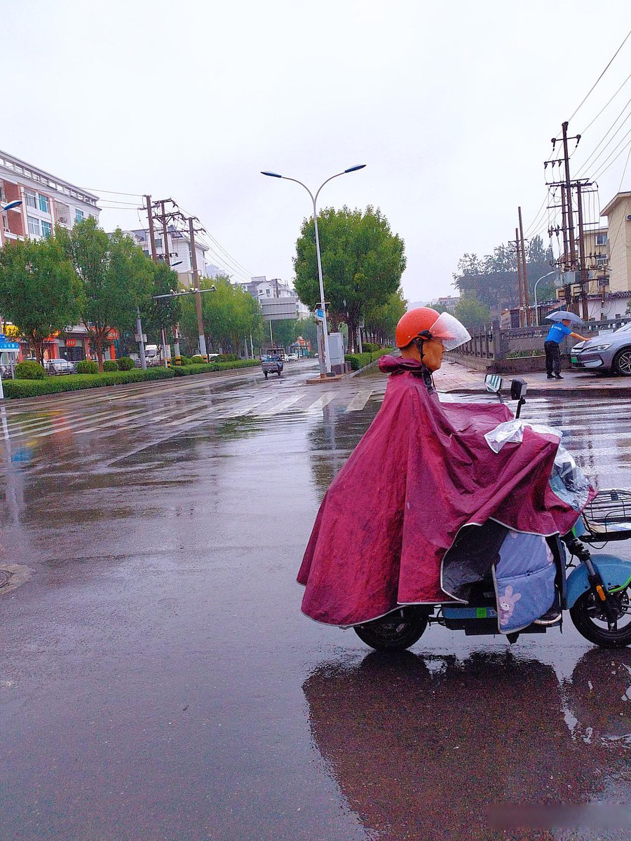 MeroyShelly67m's tweet photo. A stranger helped me pick up all my spilled grocery bags in the rain—small act that made my whole day! https://t.co/fRtwPwZnVK
