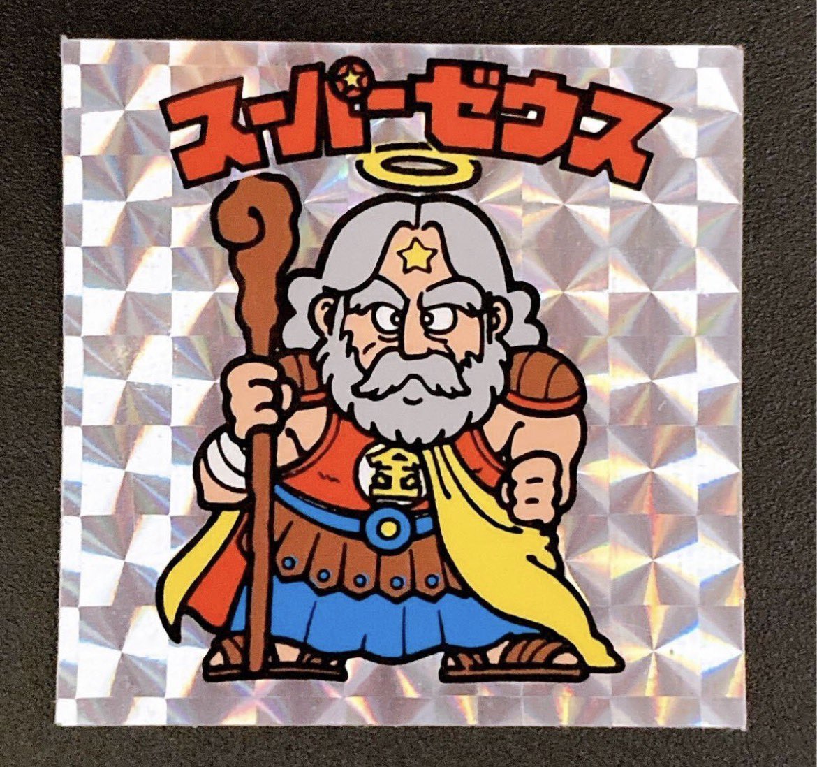 xoxoABrea__'s tweet photo. 🍫「ビックリマンチョコ、“お菓子”よりシールが目当てだった人いる？」

スーパーのお菓子売り場へ行くたびに、

「今日はヘッド出るかな…？」

そう願いながら手に取っていた

ビックリマンチョコ。

袋を開ける瞬間のワクワクは、

今でも忘れられません。

⸻

ビックリマンチョコは、ロッテが1977年に発売したお菓子。

現在のような人気シリーズになったきっかけは、1985年に始まった「悪魔VS天使シリーズ」でした。

個性豊かなキャラクターとキラキラ輝くシールが子どもたちの心をつかみ、

社会現象と呼ばれるほどの大ブームになります。

⸻

💡 実は…

発売当初の主役は、

チョコウエハースでした。

しかし「悪魔VS天使シリーズ」のシール人気が爆発すると、

多くの子どもたちは

“シールを集めるために買うお菓子”

という感覚に。

特にホログラム仕様の「ヘッドシール」は憧れの存在で、

スーパーゼウスやヘッドロココなどを当てるために何個も買った人も少なくありませんでした。

⸻

🍫 あの頃あるある

✨ ヘッドが出るまで買い続ける

📖 シールをファイルに保管

🤝 友達とシール交換

😂 ダブったシールがどんどん増える

🍫 チョコより先にシールを確認

「スーパーゼウス出た!?」

そんな会話が学校中で飛び交っていました。

⸻

🌍 そして現在——

ビックリマンチョコは現在も、

アニメ・ゲーム・スポーツなどとのコラボ版や復刻版が発売されるたびに話題になります。

SNSでは、

💬 「スーパーゼウス持ってた！」

💬 「ヘッドだけ集めてた😂」

💬 「シールファイルがまだ実家にある！」

と、当時を懐かしむ声が今も数多く投稿されています。

⸻

📖 豆知識

1980年代後半にはシール人気があまりにも過熱し、

シールだけを抜き取り、お菓子が捨てられてしまうことが社会問題として報じられたこともありました。

その人気の大きさを物語る、ビックリマンブームを象徴するエピソードの一つです。

⸻

🍫 ビックリマンチョコ、集めていた人いますか？

💬 「スーパーゼウス当たった！」

💬 「ヘッドロココが宝物だった😂」

💬 「友達とシール交換してた！」

あなたが一番欲しかった”ヘッドシール”は何でしたか？ ✨🍫