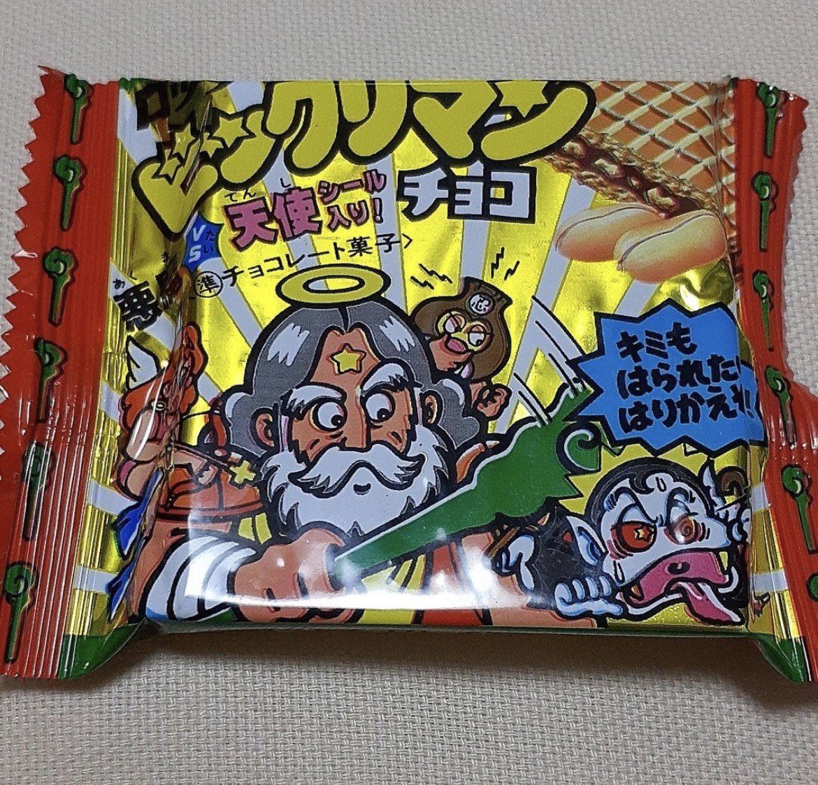 xoxoABrea__'s tweet photo. 🍫「ビックリマンチョコ、“お菓子”よりシールが目当てだった人いる？」

スーパーのお菓子売り場へ行くたびに、

「今日はヘッド出るかな…？」

そう願いながら手に取っていた

ビックリマンチョコ。

袋を開ける瞬間のワクワクは、

今でも忘れられません。

⸻

ビックリマンチョコは、ロッテが1977年に発売したお菓子。

現在のような人気シリーズになったきっかけは、1985年に始まった「悪魔VS天使シリーズ」でした。

個性豊かなキャラクターとキラキラ輝くシールが子どもたちの心をつかみ、

社会現象と呼ばれるほどの大ブームになります。

⸻

💡 実は…

発売当初の主役は、

チョコウエハースでした。

しかし「悪魔VS天使シリーズ」のシール人気が爆発すると、

多くの子どもたちは

“シールを集めるために買うお菓子”

という感覚に。

特にホログラム仕様の「ヘッドシール」は憧れの存在で、

スーパーゼウスやヘッドロココなどを当てるために何個も買った人も少なくありませんでした。

⸻

🍫 あの頃あるある

✨ ヘッドが出るまで買い続ける

📖 シールをファイルに保管

🤝 友達とシール交換

😂 ダブったシールがどんどん増える

🍫 チョコより先にシールを確認

「スーパーゼウス出た!?」

そんな会話が学校中で飛び交っていました。

⸻

🌍 そして現在——

ビックリマンチョコは現在も、

アニメ・ゲーム・スポーツなどとのコラボ版や復刻版が発売されるたびに話題になります。

SNSでは、

💬 「スーパーゼウス持ってた！」

💬 「ヘッドだけ集めてた😂」

💬 「シールファイルがまだ実家にある！」

と、当時を懐かしむ声が今も数多く投稿されています。

⸻

📖 豆知識

1980年代後半にはシール人気があまりにも過熱し、

シールだけを抜き取り、お菓子が捨てられてしまうことが社会問題として報じられたこともありました。

その人気の大きさを物語る、ビックリマンブームを象徴するエピソードの一つです。

⸻

🍫 ビックリマンチョコ、集めていた人いますか？

💬 「スーパーゼウス当たった！」

💬 「ヘッドロココが宝物だった😂」

💬 「友達とシール交換してた！」

あなたが一番欲しかった”ヘッドシール”は何でしたか？ ✨🍫
