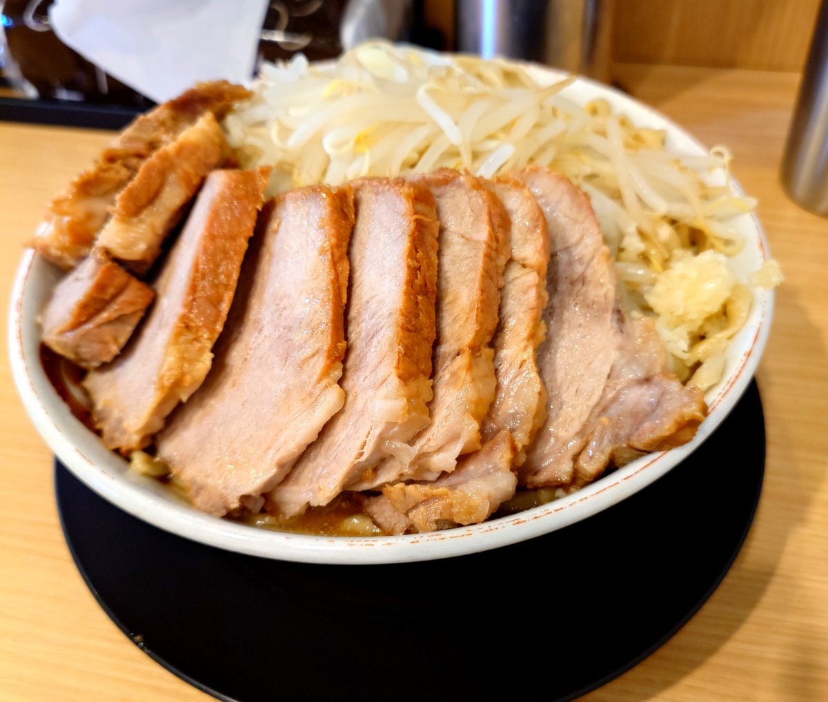 K_Rukastory's tweet photo. 先週 #ギフトホールディングス の優待使って豚山でラーメンを食べてきました‼️
優待だしと思ってマシマシを注文したけど食べきれず⋯
頑張ればいける気がしたのですが無理でした⋯ごめんなさい😭😭
今後は身の丈にあった量を注文します💦

#株主優待 https://t.co/sWtfDbRTQq