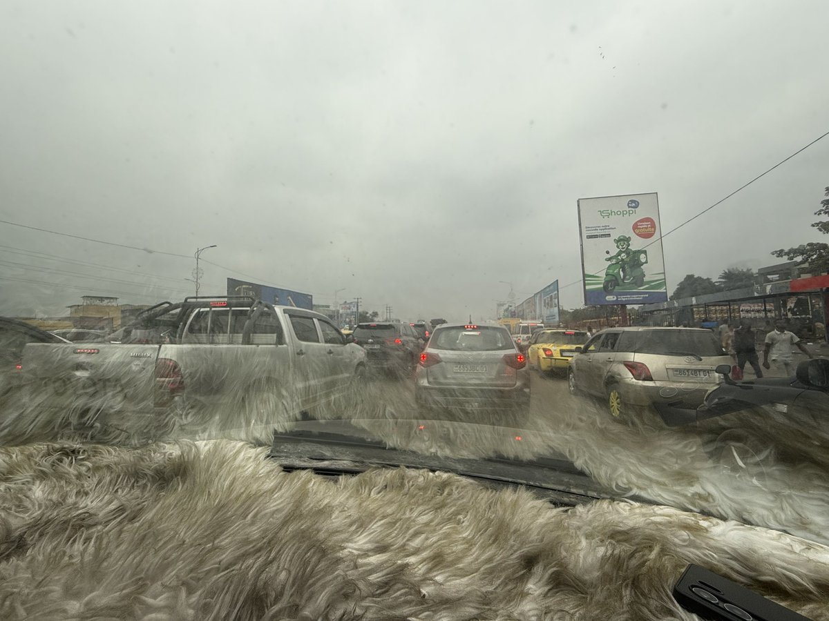 fredabalatv10's tweet photo. Kinshasa a perdu ses qualités. Entre la mauvaise gestion, l’exode rural, les embouteillages interminables et le manque de planification.Franchement, parcourir le trajet de Victoire à Limete 7ᵉ Rue en près de 5h donne parfois envie d’aller vivre de l’autre côté…

#kinshasa #rdc https://t.co/T7RtgpFJQE