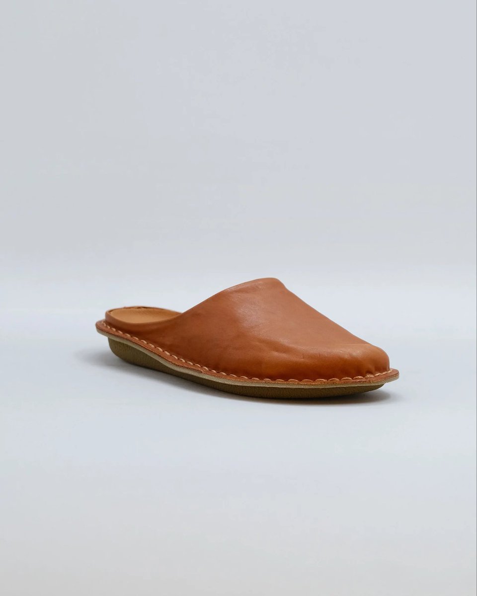Sci_Fi_Superfly's tweet photo. (تجربة شخصية)

وأنتم بكرامة، قعدت فترة أبحث عن "شبشب / Slipper" جلد طبيعي لون جملي، يجمع بين الراحة والعملية للبيت، وبنفس الوقت يكون مظهره أنيق ويعيش معي. جربت أنواع ومن براندات مختلفة، لين طحت على براند VIBA، وأقدر أقول بثقة إنه أريح شبشب جلد طبيعي ممكن تجرّبه بحياتك (وفيه منه رجالي ونسائي).

أبرز النقاط اللي ميزته من واقع تجربتي:

✓ راحة خرافية: تلبسه وتتحرك فيه بدون أي تعب.
✓ تنفس وعدم تعريق: الجلد معالج دباغة نباتية (Vegetable Tanned Leather)، وهالشي يعطيه مظهر ولون ورطوبة مميزة ويخليه يتنفس، وما يسبب عرق (على الأقل من تجربتي).
✓ خامة ولون مميز: متوفر بألوان كثيرة جميلة، بس اللون الجملي جاي بدرجة كلاسيكية تفتح النفس، وخامة الجلد ناعمة وقوية بنفس الوقت.
✓ استدامة وتوفير: إذا تآكلت القاعدة مع الوقت تقدر تغيرها لحالها بدون ما تضطر تغير الشبشب كامل، وهذا يعني تكلفة أقل.

القصة إنه كان يطلع لي إعلانهم بانستغرام وأطنش، لين تقطّع الشبشب القديم وصار مهترئ، عندها قلت أجرب والحمد لله ما ندمت أبداً، والحين كملت فيه تقريباً سنة.

(المشاركة من باب نقل الفائدة فقط، وليس إعلاناً)