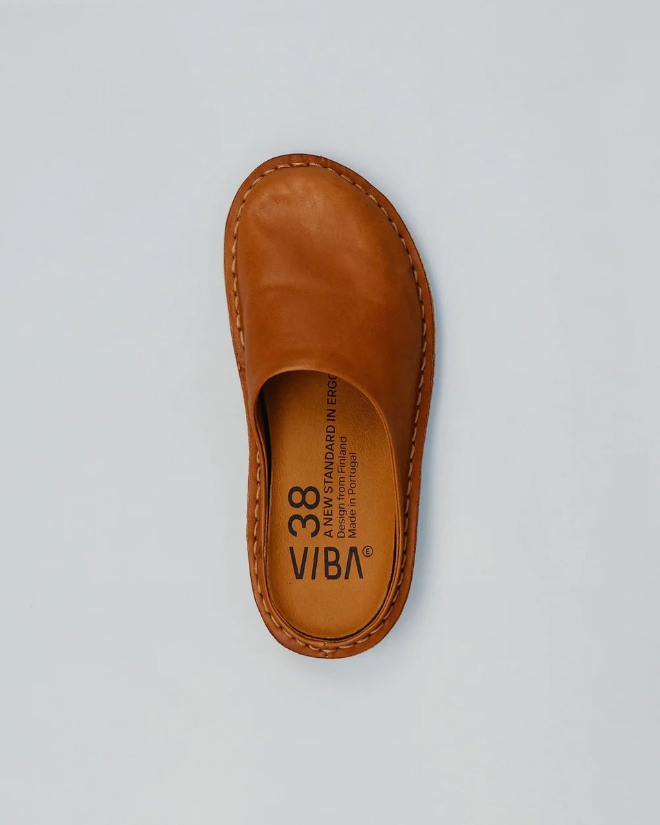 Sci_Fi_Superfly's tweet photo. (تجربة شخصية)

وأنتم بكرامة، قعدت فترة أبحث عن "شبشب / Slipper" جلد طبيعي لون جملي، يجمع بين الراحة والعملية للبيت، وبنفس الوقت يكون مظهره أنيق ويعيش معي. جربت أنواع ومن براندات مختلفة، لين طحت على براند VIBA، وأقدر أقول بثقة إنه أريح شبشب جلد طبيعي ممكن تجرّبه بحياتك (وفيه منه رجالي ونسائي).

أبرز النقاط اللي ميزته من واقع تجربتي:

✓ راحة خرافية: تلبسه وتتحرك فيه بدون أي تعب.
✓ تنفس وعدم تعريق: الجلد معالج دباغة نباتية (Vegetable Tanned Leather)، وهالشي يعطيه مظهر ولون ورطوبة مميزة ويخليه يتنفس، وما يسبب عرق (على الأقل من تجربتي).
✓ خامة ولون مميز: متوفر بألوان كثيرة جميلة، بس اللون الجملي جاي بدرجة كلاسيكية تفتح النفس، وخامة الجلد ناعمة وقوية بنفس الوقت.
✓ استدامة وتوفير: إذا تآكلت القاعدة مع الوقت تقدر تغيرها لحالها بدون ما تضطر تغير الشبشب كامل، وهذا يعني تكلفة أقل.

القصة إنه كان يطلع لي إعلانهم بانستغرام وأطنش، لين تقطّع الشبشب القديم وصار مهترئ، عندها قلت أجرب والحمد لله ما ندمت أبداً، والحين كملت فيه تقريباً سنة.

(المشاركة من باب نقل الفائدة فقط، وليس إعلاناً)