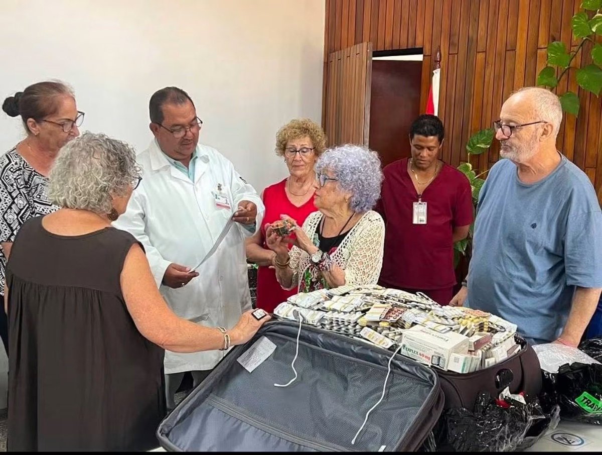 castromedinaale's tweet photo. Hermanamiento “Nou Barris-El Cerro”, encabezado por nuestra Muy Querida Marujita, multiplica la Solidaridad Con #Cuba desde Barcelona. Con gran esfuerzo entregaron 250 kg de MEDICAMENTOS al Hospital “Hermanos Ameijeiras” e intercambiaron con jóvenes en la Sede Nacional de los CDR https://t.co/CRYC26DB5N