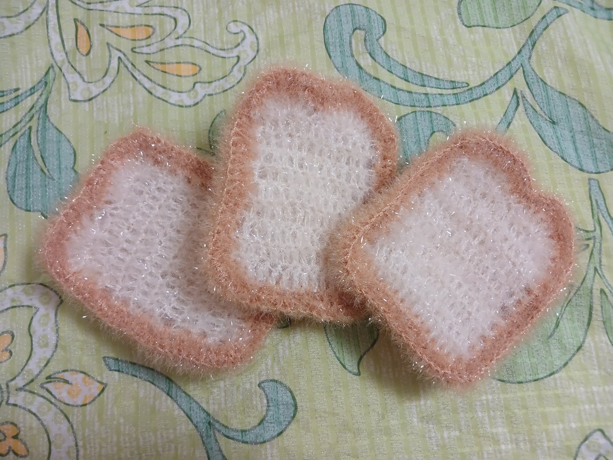 TaemX2_'s tweet photo. 식빵 수세미 떠봤다 🍞 
이만큼 떴는데도 천원짜리 실이 반절이나 남아서 다 뜨면 식빵 한 봉지 나올듯^^ https://t.co/Y6OZ3W9veN