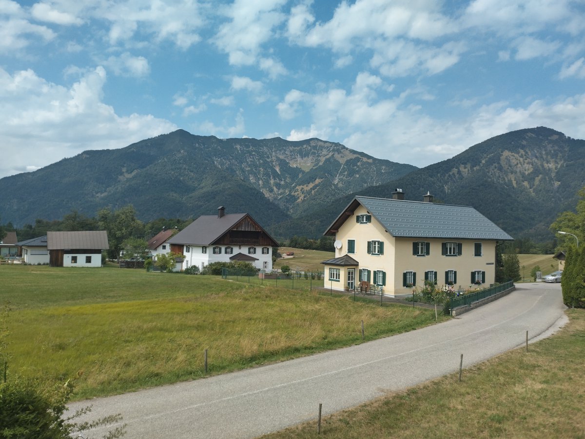roxy_roller_rox's tweet photo. Keine Ahnung, was das soll, wahrscheilich soll dem Volke damit Normalität vorgegaukelt werden. Seit Wochen werden von der "Geosphere Austria" immer wieder Uwetter vorhergesagt. Unwetter am Abend Unwetter in der Nacht. Heute werden die Fehlschüsse unserer Damen und Herren Wissenschafter wieder besonders dramatisch deutlich.

Seit 2 Stunden sollte es hier und an vielen anderen Orten laut Vorhersage regen. Mit Gewitter, wie es wahrscheinlich auch vorhergesagt wird.

Hier herrscht nach, wie vor (2 Stunden) stahlender Sonnenschein, keine Anzeichen eines Unwetters, Regens.

Wie viel teuerste Technologie und hochbezahltes personal wird bei Uns für die Estellung der Vorhersagen eingesetzt? Das Wissen darüber, wie viel an finaziellen Mittel für Wetterprognosen und dergleichen tagtäglich aufgehen, würde dem einfachen Bürgerlein gewiss den Atem rauben.

Wer kümmert sich dann noch um solche Fehlprognosen? Niemand warscheinlich. Wäre ja gegen das bequeme Geldverdienen . . .