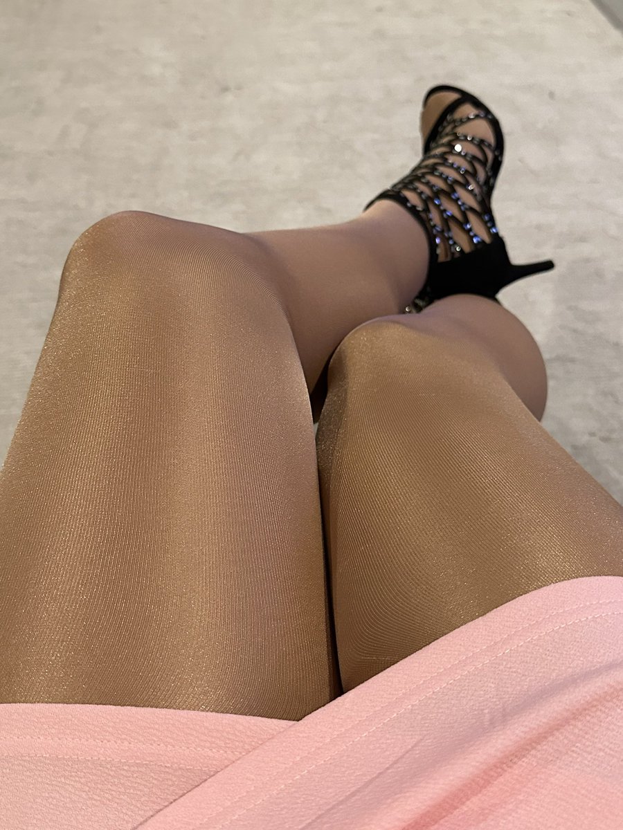 jaimecd24's tweet photo. Thigh Thursday! I love #pantyhose #nylons https://t.co/r5P0tlaKKf