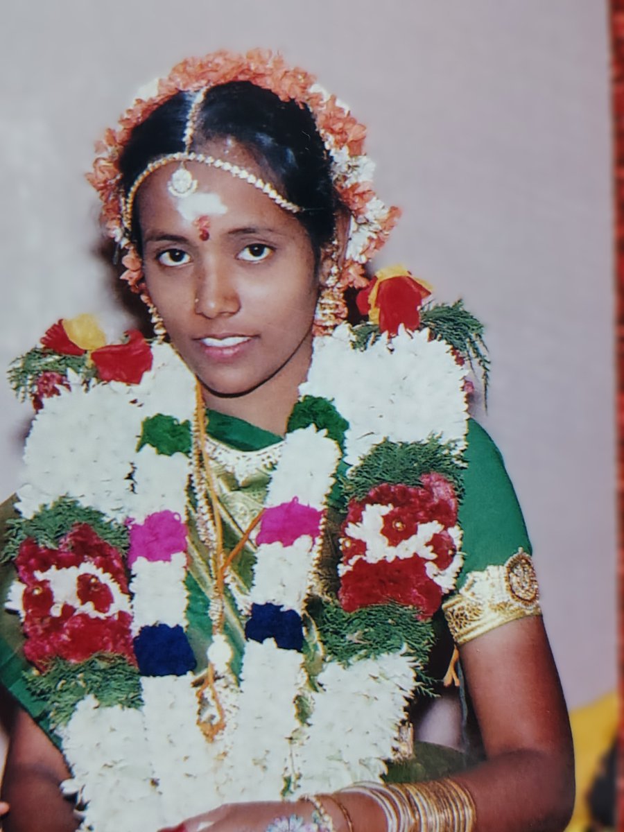 dxxxtfqox's tweet photo. En amma marriage pic ipodhan kedachidhu shh en ammava andha time la @Joshua_Bull @Komban_Bull77 @Lenin_Bull6  ivanunga ennala pannanungaloo ahh ipo pathini mundaya scene poduraa apo epdi irundha nu sollunga da machans!!! https://t.co/8O1DEUpwSF