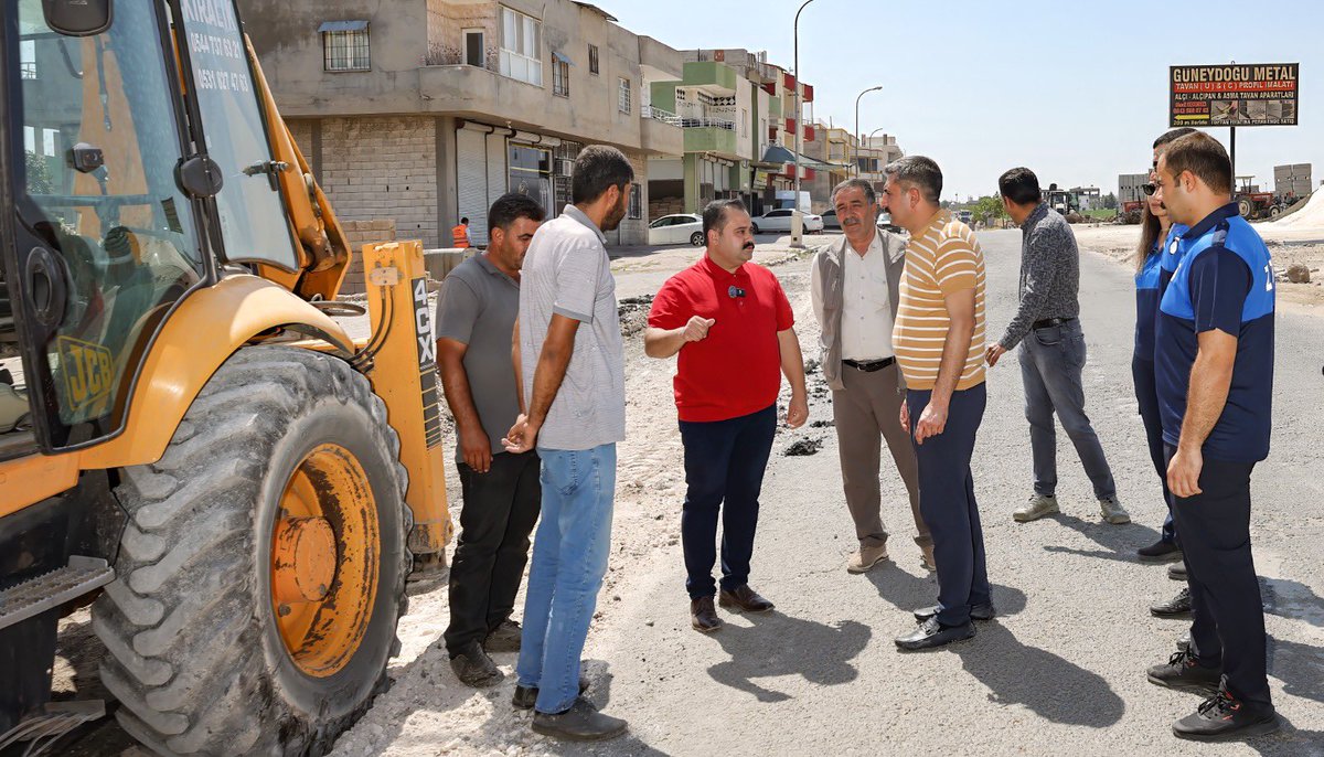 viransehir_bld's tweet photo. SAHADA YAKIN TAKİP, HİZMETTE KARARLILIK

Eş Başkanımız Serhat Dicle İnan ile Başkan Yardımcımız Aydın Kayar, Selahattin Eyyubi Mahallesi’nde devam eden asfalt çalışmalarını sahada yakından takip etti. Mahalle sakinleriyle bir araya gelen Eş Başkanımız İnan, talep ve önerileri dinlerken, çalışmalardan duydukları memnuniyeti dile getiren vatandaşların teşekkürlerini sahada görev yapan emekçilerimizle paylaştı.

Program kapsamında Hanuk Caddesi’nde Şanlıurfa Büyükşehir Belediyesi tarafından yürütülen çalışmaları da yerinde değerlendiren İnan, tespit edilen eksiklikleri vakit kaybetmeden Büyükşehir Belediyesi yetkililerine ileterek sürecin koordinasyon içinde ilerlemesini sağladı.

Vatandaşlarla kurduğu doğrudan iletişim ve sahadaki incelemeleriyle hizmetlerin her aşamasını yakından takip eden Eş Başkanımız İnan, çalışmaların vatandaşların beklenti ve ihtiyaçları doğrultusunda eksiksiz şekilde yürütülmesi için saha denetimlerini sürdürüyor.