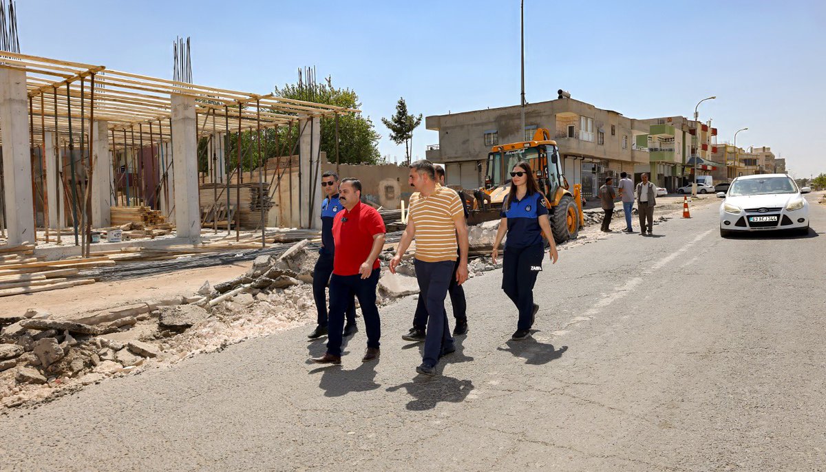 viransehir_bld's tweet photo. SAHADA YAKIN TAKİP, HİZMETTE KARARLILIK

Eş Başkanımız Serhat Dicle İnan ile Başkan Yardımcımız Aydın Kayar, Selahattin Eyyubi Mahallesi’nde devam eden asfalt çalışmalarını sahada yakından takip etti. Mahalle sakinleriyle bir araya gelen Eş Başkanımız İnan, talep ve önerileri dinlerken, çalışmalardan duydukları memnuniyeti dile getiren vatandaşların teşekkürlerini sahada görev yapan emekçilerimizle paylaştı.

Program kapsamında Hanuk Caddesi’nde Şanlıurfa Büyükşehir Belediyesi tarafından yürütülen çalışmaları da yerinde değerlendiren İnan, tespit edilen eksiklikleri vakit kaybetmeden Büyükşehir Belediyesi yetkililerine ileterek sürecin koordinasyon içinde ilerlemesini sağladı.

Vatandaşlarla kurduğu doğrudan iletişim ve sahadaki incelemeleriyle hizmetlerin her aşamasını yakından takip eden Eş Başkanımız İnan, çalışmaların vatandaşların beklenti ve ihtiyaçları doğrultusunda eksiksiz şekilde yürütülmesi için saha denetimlerini sürdürüyor.