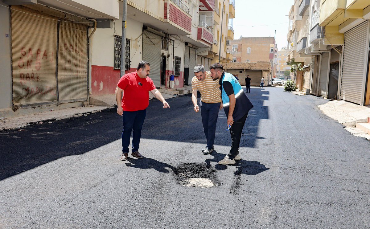 viransehir_bld's tweet photo. SAHADA YAKIN TAKİP, HİZMETTE KARARLILIK

Eş Başkanımız Serhat Dicle İnan ile Başkan Yardımcımız Aydın Kayar, Selahattin Eyyubi Mahallesi’nde devam eden asfalt çalışmalarını sahada yakından takip etti. Mahalle sakinleriyle bir araya gelen Eş Başkanımız İnan, talep ve önerileri dinlerken, çalışmalardan duydukları memnuniyeti dile getiren vatandaşların teşekkürlerini sahada görev yapan emekçilerimizle paylaştı.

Program kapsamında Hanuk Caddesi’nde Şanlıurfa Büyükşehir Belediyesi tarafından yürütülen çalışmaları da yerinde değerlendiren İnan, tespit edilen eksiklikleri vakit kaybetmeden Büyükşehir Belediyesi yetkililerine ileterek sürecin koordinasyon içinde ilerlemesini sağladı.

Vatandaşlarla kurduğu doğrudan iletişim ve sahadaki incelemeleriyle hizmetlerin her aşamasını yakından takip eden Eş Başkanımız İnan, çalışmaların vatandaşların beklenti ve ihtiyaçları doğrultusunda eksiksiz şekilde yürütülmesi için saha denetimlerini sürdürüyor.