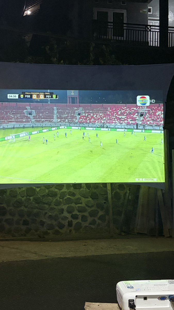 akhdansaprol's tweet photo. Bola nya kemana co @IndosiarSports @Indosiar 
Tolong benerin lagi settingannya malu maluin https://t.co/qAMsS5GvNF