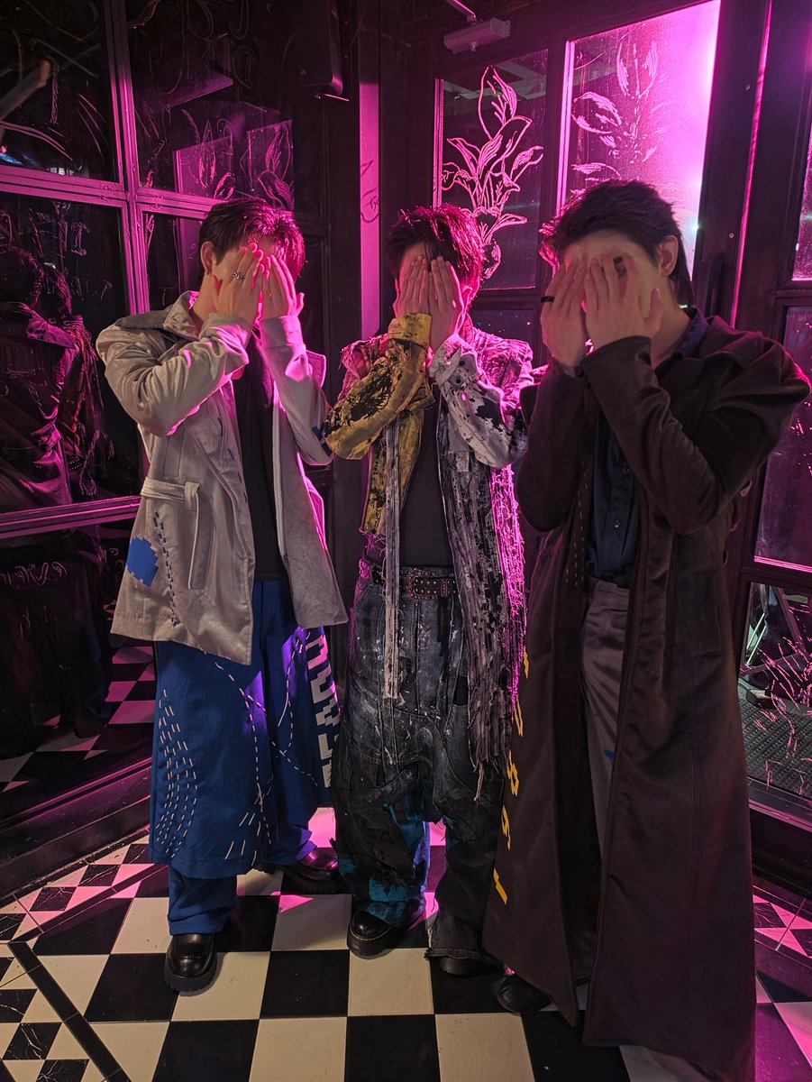 TheCrowClubTH's tweet photo. Who are we? 

The Crow Club Q7

#อีกาสมาคมQ7 https://t.co/rdGMKHQUTz