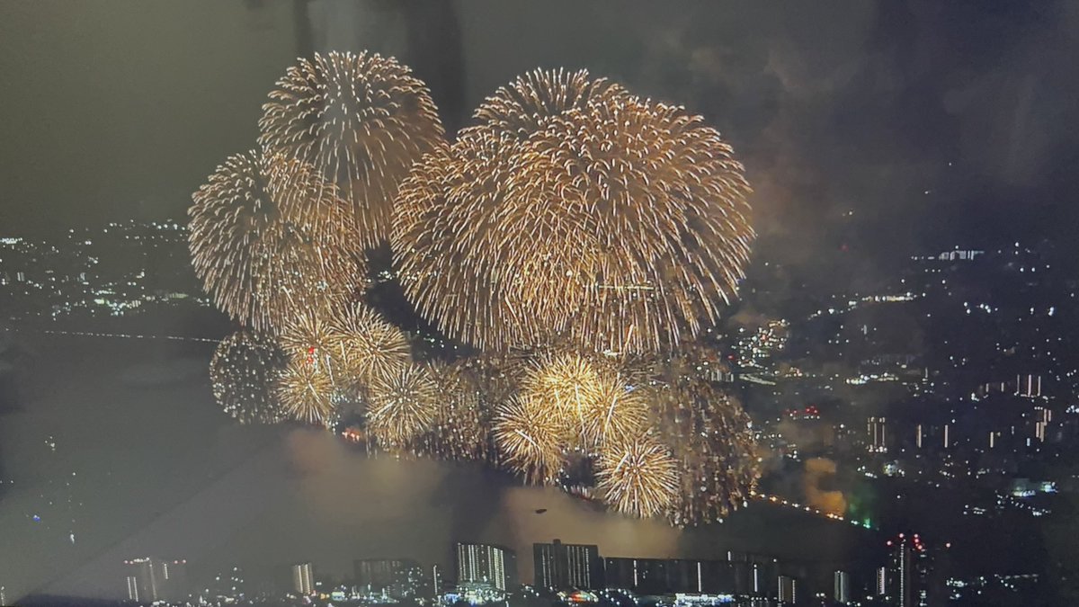 FeunIBo7IT3EJXA's tweet photo. 地元大花火大会🎇🧨
日にち間違えた、、、
TV📺で見るのも、まぁ綺麗🤩✨
来年は見に行けたらいーなぁー

#琵琶湖大花火大会　#夏の風物詩　#8.6なんや　#8.8かと思って休みとったやん😂 https://t.co/CgqyySoPsd