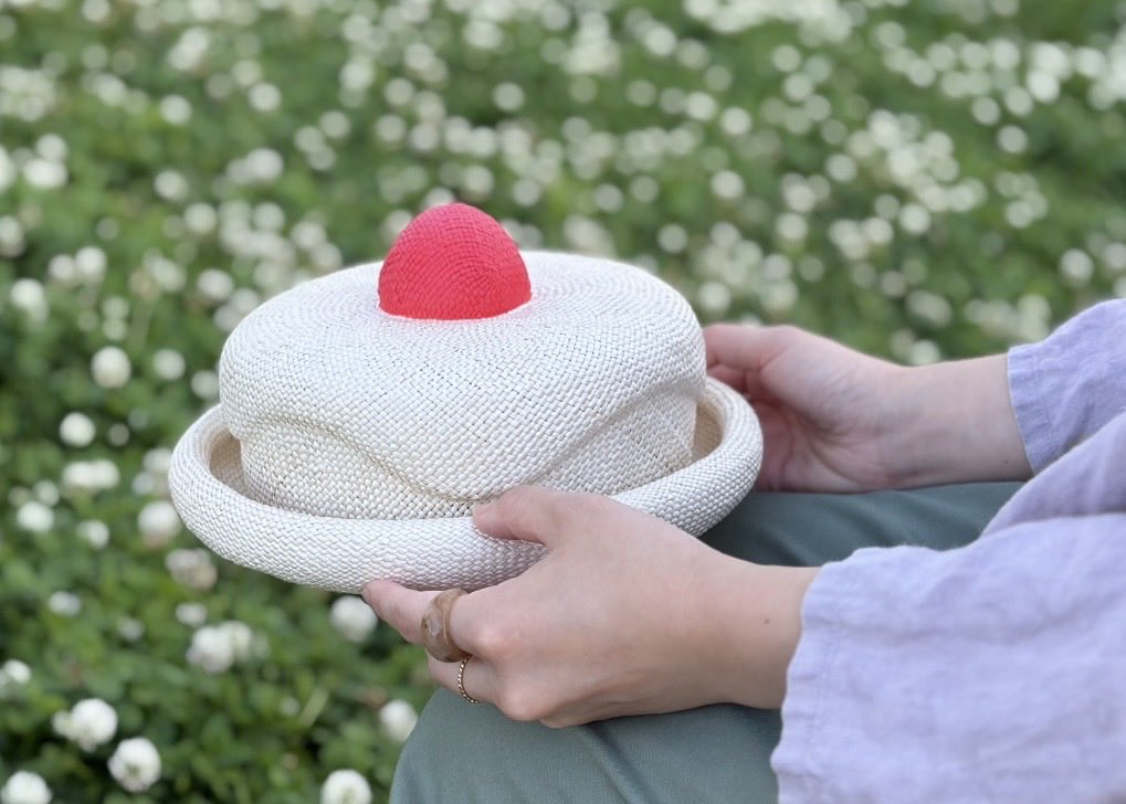 KENT_HAT's tweet photo. 今年の夏もお盆休みなどは取らず帽子の制作を進めています☀️

オンラインでご注文いただいている帽子は、順番に制作をしていますので、完成まで今しばらくお待ちください🙏

引き続きよろしくお願いいたします🙇‍♂️

写真の帽子は5月に撮影した夏のバースデーケーキハットです🍓 https://t.co/EXRQT3s6MR