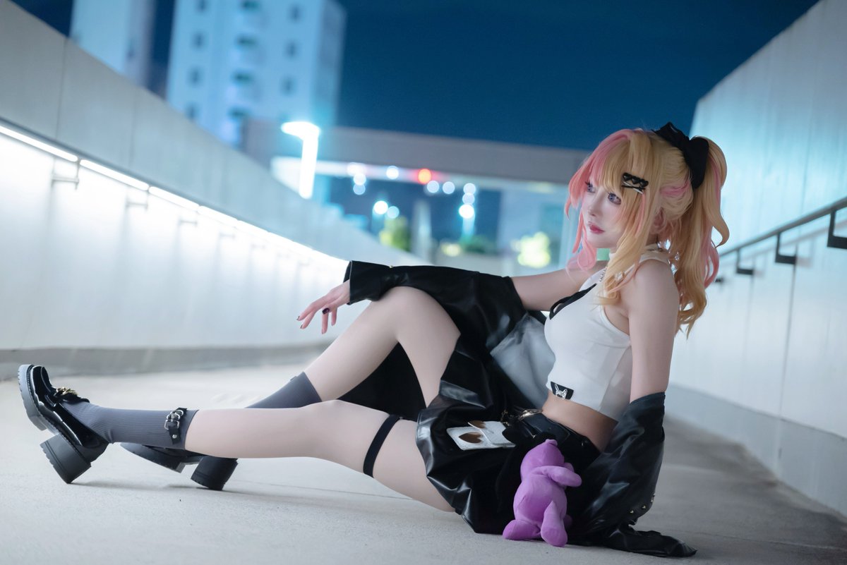 i_s_t_u's tweet photo. ⚠︎cosplay
⚠︎graduated

🌈🕒EN/⚡💖
2nd anniversary outfit 

photo/@AK_nekosuke 🎓✨ https://t.co/xB74jw6yQa