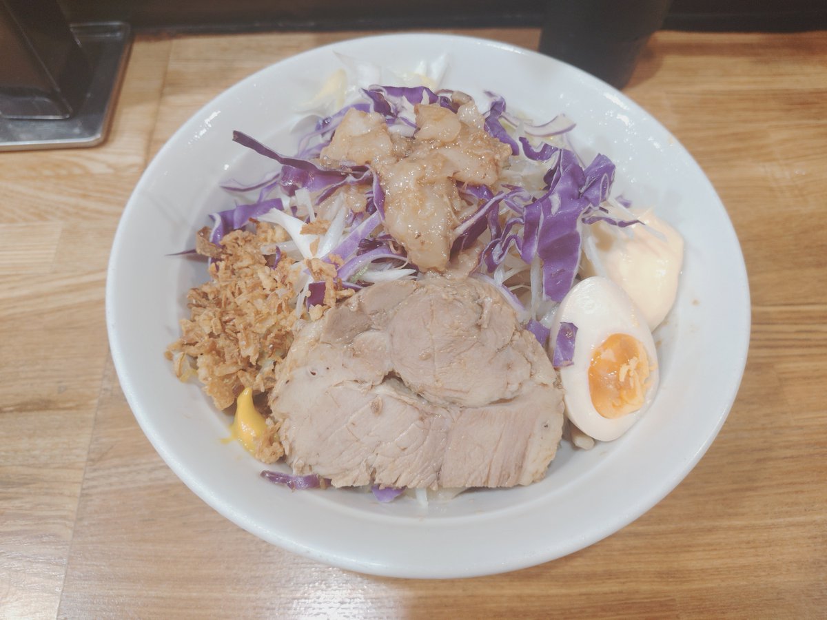 priopan's tweet photo. 豚仙人戸塚店
冷やし豚中華、辛子

味噌󠄀チーズまぜそば狙いで行ったら、まさかの売り切れ！
想定外の出来事に戸惑いましたが、冷やし豚中華あったので今季2回目のそれに。
ヤサイが水菜から紫キャベツに変わってるとかの変化もあって楽しめました。
ご馳走様でした！ https://t.co/gtsX1sUtcZ