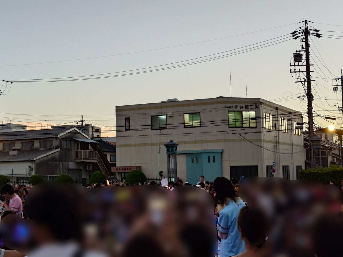 _up2me_'s tweet photo. ステージ降りて練り歩くなかで、頭撫でてもらってた子たちが超盛り上がってたり、控室から手を振りに出てきたり、会えるアイドルすごい😳と思いました😳 https://t.co/Kss4DlG8dl