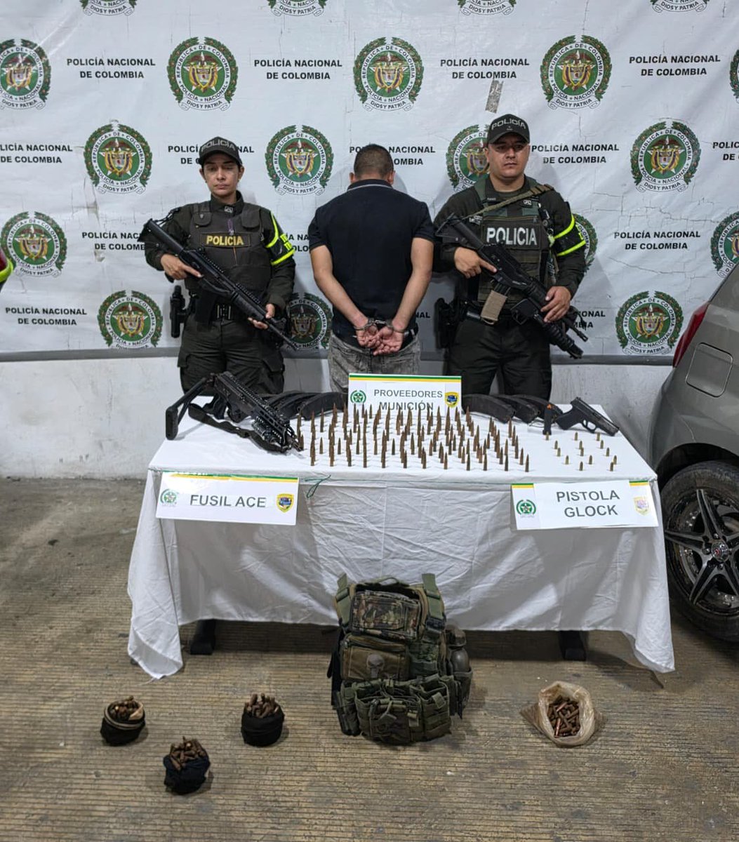 BluRadioCo's tweet photo. #Atención En la vía Buenaventura–Buga, la Policía capturó a un hombre que transportaba un arsenal de guerra oculto en un vehículo.

En el operativo fueron incautados un fusil Galil, una pistola Glock, 594 cartuchos, ocho proveedores, un chaleco con insignias de las disidencias de las Farc y un teléfono celular.

Según las autoridades, el armamento tenía como destino Corinto (Cauca) y sería para la estructura 'Jaime Martínez' de las disidencias de las Farc. #VocesySonidos