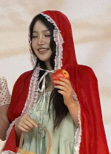 seurrene_'s tweet photo. she looks like she'll be the one to trick the wolf https://t.co/1VAfj48AQE