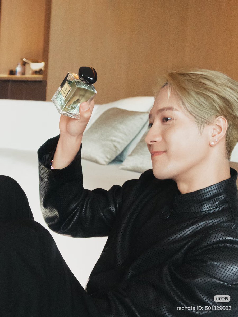 JackieHKGurl328's tweet photo. From Rednote: sunlin_

Armani Perfume Yulong shoot with @JacksonWang852 

“Catching some sun and beach vibes with Jackson in Sanya 🏝️

Even though it was heavy rain (so sad we couldn't use the outdoor spots we chose earlier), he said “let’s shoot in the hotel room!” 
His professionalism is just next level— we took photos and wrapped up everything super fast in like 10 mins.”
#JacksonWang