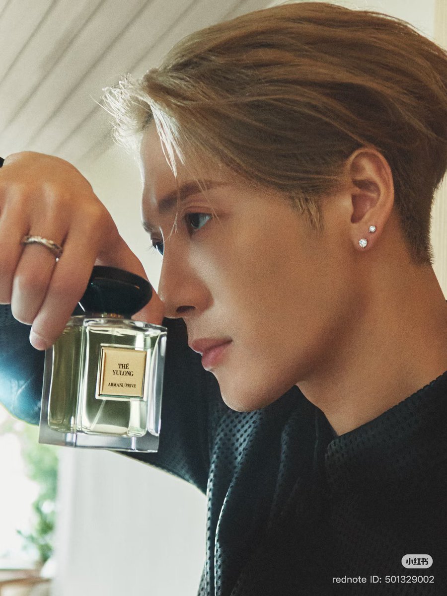 JackieHKGurl328's tweet photo. From Rednote: sunlin_

Armani Perfume Yulong shoot with @JacksonWang852 

“Catching some sun and beach vibes with Jackson in Sanya 🏝️

Even though it was heavy rain (so sad we couldn't use the outdoor spots we chose earlier), he said “let’s shoot in the hotel room!” 
His professionalism is just next level— we took photos and wrapped up everything super fast in like 10 mins.”
#JacksonWang