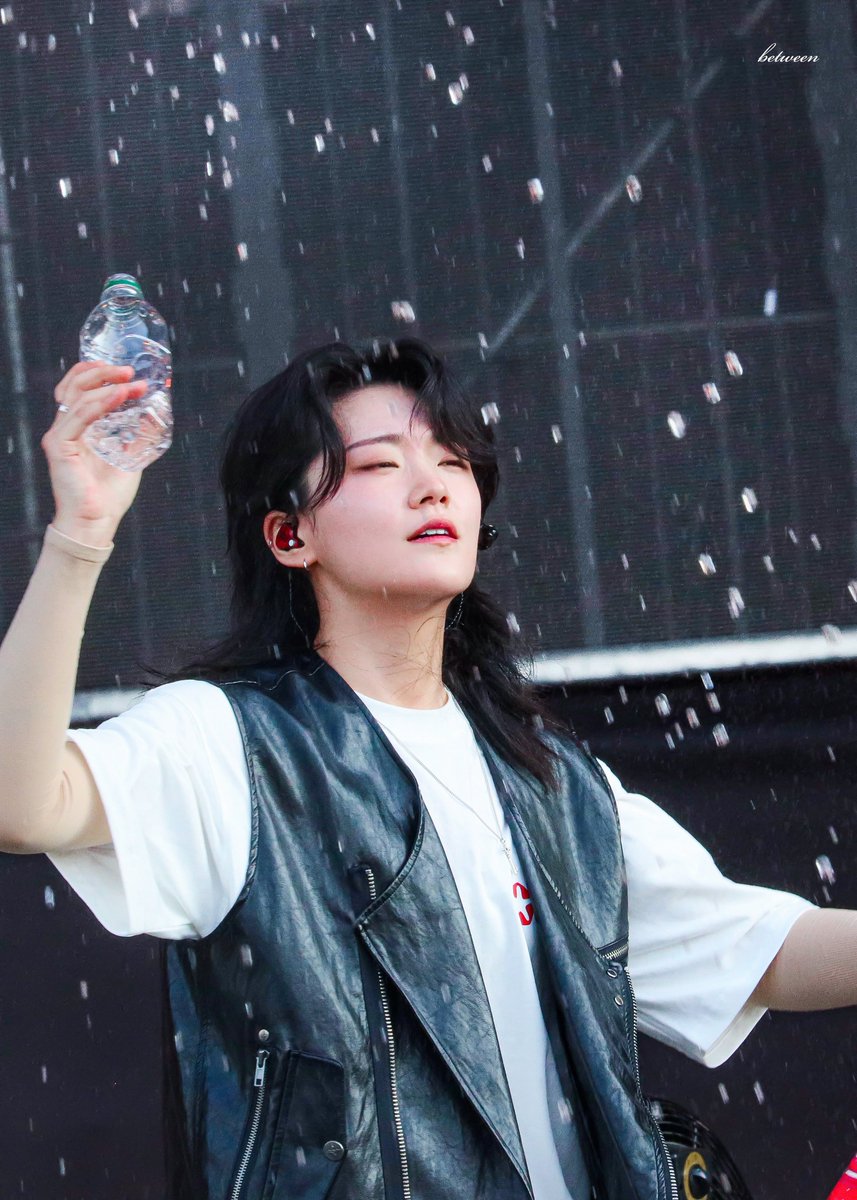 betweenmy_'s tweet photo. 🚿❓🚰❔
물을 열심히 뿌려주지만 어째서인지 
다시 자신이 있는곳으로 되돌아오고 있던것이다•••🙂

📷🫧260802 Pentarport Rock Festival 
#윤민 https://t.co/0iln0KBDKE