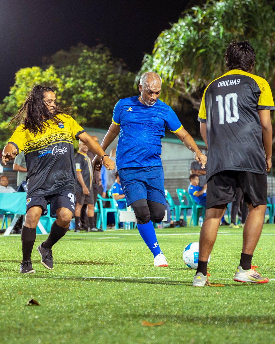 raees_muizzu's tweet photo. އއ. އުކުޅަހަށް ރައީސުލް ޖުމްހޫރިއްޔާ ޑރ. މުޙައްމަދު މުޢިއްޒު ކުރެއްވި ދަތުރުފުޅުގައި އުކުޅަހުގެ ޒުވާނުންނާއިއެކު ކުޅުއްވި ފުޓްސެލް މެޗްގެ ތެރެއިން.. 

#RayyithunGaathah
#UkulhasVisit
#RaeesMuizzu

📸 @thevoice_mv https://t.co/eUSL9ktbXM