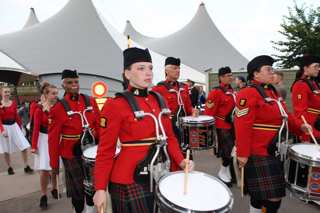GRCNB's tweet photo. Récemment, le Corps de cornemuses et tambours de la #GRCNB s'est rendue à Helsinki et à Hamina, en Finlande, pour participer au Festival international de musique militaire. Leurs prestations étaient fantastiques — merci d'avoir représenté la #GRCNB sur la scène internationale! https://t.co/aPv81i7WSB