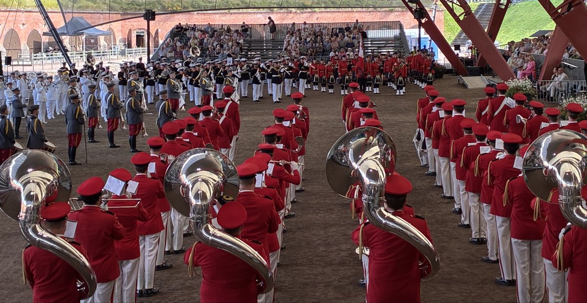 GRCNB's tweet photo. Récemment, le Corps de cornemuses et tambours de la #GRCNB s'est rendue à Helsinki et à Hamina, en Finlande, pour participer au Festival international de musique militaire. Leurs prestations étaient fantastiques — merci d'avoir représenté la #GRCNB sur la scène internationale! https://t.co/aPv81i7WSB