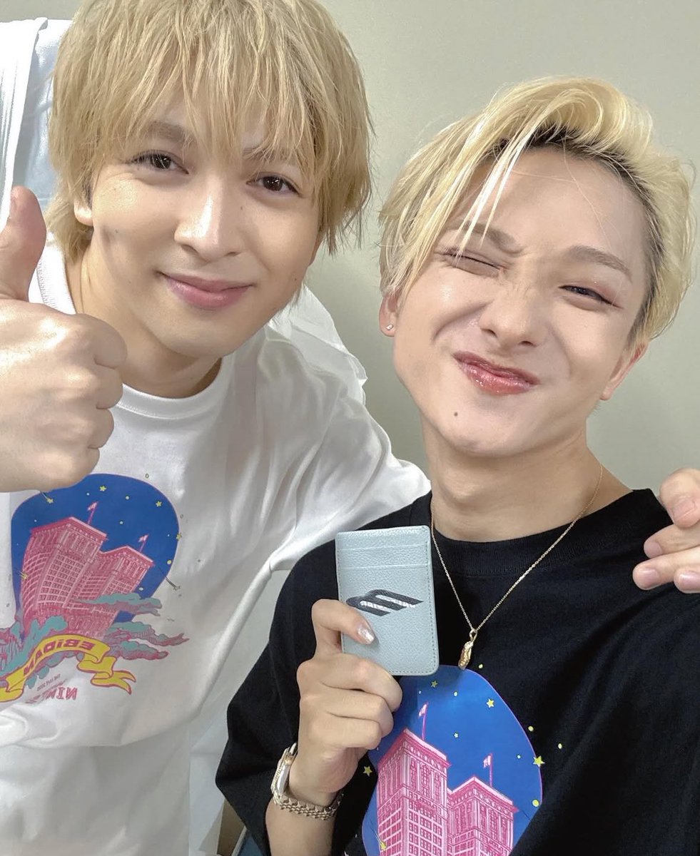 yj_h99's tweet photo. ふみやくんが毎年コーヒーを持ってきてくれる

去年スマホの裏に貼れるカードケースを感謝の気持ちでプレゼントした

今年のリハーサルで、まだ使ってくれてて今年もエビライよろしくお願いします、その一言で戻って行った

そういうふみやをご飯に連れていきたい

#レコメン https://t.co/fnPSz7nDwe