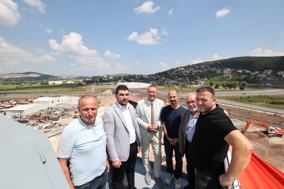 ISIKSUMUTLU's tweet photo. Adapazarı’mızın üretim gücüne 185 milyon TL’lik önemli bir yatırım kazandırıyoruz.

Saatte 240 ton üretim kapasitesine sahip yeni asfalt şantiyemizde yürüttüğümüz çalışmaları yerinde inceledik.

Çevre Şehircilik süreci ile elektrik ve altyapı imalatlarını tamamladık. Doğalgaz bağlantı çalışmalarında da sona yaklaştık. Son teknolojiyle üretim yapacak tesisimizi çok kısa süre içerisinde şehrimizin hizmetine sunacağız.

Adım adım hedeflerimize ilerliyor, Adapazarı’mıza değer katacak eserleri aynı heyecan ve kararlılıkla hayata geçirmeye devam ediyoruz.

#AdapazarınaDeğer