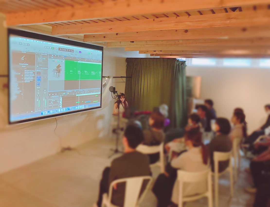 neatsyui's tweet photo. 初めてのファンクラブイベントの内容を考えていた時に、通常のミーグリ的なことだけではなく、創作を共有できる時間にしたいなと思いました。

そこで閃いたのが。。

わたしの得意技のひとつ
✨即興曲作り✨
を題目に、その場で曲が生まれる瞬間をプレゼントするイベント！

きっと、作るの大好き&作るの早い、わたしにしかできないイベントだと思います。笑

その場でLogic proでのアレンジ・レコーディングまで公開します。

今年は4曲目が誕生するよ🐣

ぜひ現場を目撃しにきてください🥰❣️
 
「アトリエの休日vol.4 -あなたの声が、歌になる。」

2026年8月15日(土) open 12:30 / start 13:00
https://t.co/aKYXBQ1zCS

#新津由衣　
#ゆいのアトリエ