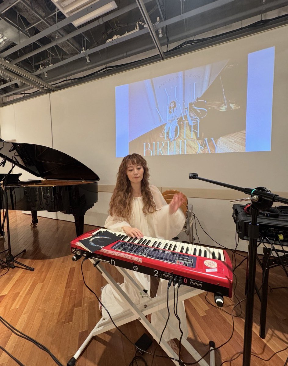neatsyui's tweet photo. 初めてのファンクラブイベントの内容を考えていた時に、通常のミーグリ的なことだけではなく、創作を共有できる時間にしたいなと思いました。

そこで閃いたのが。。

わたしの得意技のひとつ
✨即興曲作り✨
を題目に、その場で曲が生まれる瞬間をプレゼントするイベント！

きっと、作るの大好き&作るの早い、わたしにしかできないイベントだと思います。笑

その場でLogic proでのアレンジ・レコーディングまで公開します。

今年は4曲目が誕生するよ🐣

ぜひ現場を目撃しにきてください🥰❣️
 
「アトリエの休日vol.4 -あなたの声が、歌になる。」

2026年8月15日(土) open 12:30 / start 13:00
https://t.co/aKYXBQ1zCS

#新津由衣　
#ゆいのアトリエ