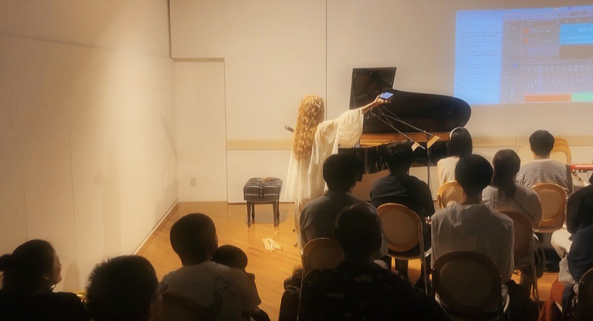 neatsyui's tweet photo. 初めてのファンクラブイベントの内容を考えていた時に、通常のミーグリ的なことだけではなく、創作を共有できる時間にしたいなと思いました。

そこで閃いたのが。。

わたしの得意技のひとつ
✨即興曲作り✨
を題目に、その場で曲が生まれる瞬間をプレゼントするイベント！

きっと、作るの大好き&作るの早い、わたしにしかできないイベントだと思います。笑

その場でLogic proでのアレンジ・レコーディングまで公開します。

今年は4曲目が誕生するよ🐣

ぜひ現場を目撃しにきてください🥰❣️
 
「アトリエの休日vol.4 -あなたの声が、歌になる。」

2026年8月15日(土) open 12:30 / start 13:00
https://t.co/aKYXBQ1zCS

#新津由衣　
#ゆいのアトリエ