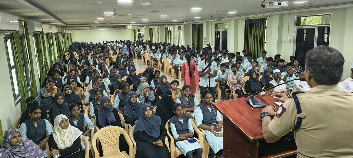 SACTIRUNELVELI's tweet photo. போதைப் பழக்கம் தனிமனிதனை மட்டுமல்ல, குடும்பத்தையும் அழிக்கிறது.
பாளை சதக்கத்துல்லாஹ் அப்பா கல்லூரியில��� நடைபெற்ற போதைப்பொருள் ஒழிப்பு விழிப்புணர்வு பயிலரங்கில் திருநெல்வேலி சரக காவல்துறைத் துணைத் தலைவர் டாக்டர் ஆர். திருநாவுக்கரசு இ.கா.ப. மாணவர்களுக்கு விழிப்புணர்வு உரையாற்றினார். https://t.co/pQ5EI12v11