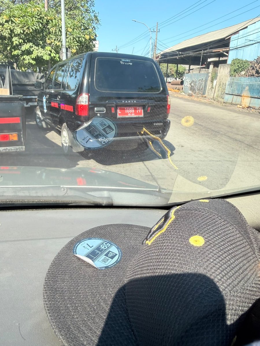 PendP's tweet photo. Mobil tersebut hampir membuat saya celaka dengan mengendarai secara ugal2an arah pasar loak ke mbah ratu @e100ss @dinsossurabaya @ericahyadi https://t.co/HzTgP90ZMt