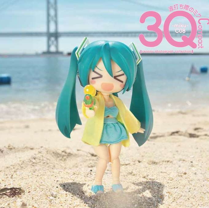 reonov's tweet photo. 【宣伝】夏コミ新刊出ます！！ねんどろいどどーるミクさん写真集「３Ｑ Compact C08 波打ち際のミク」今回は浜辺で遊ぶミクさんをテーマに撮影、全て未発表作です。よろしくお願いします！配置は8月16日、西か-02bです。 #初音ミク #ねんどろいどどーる https://t.co/F1f3eUv74X