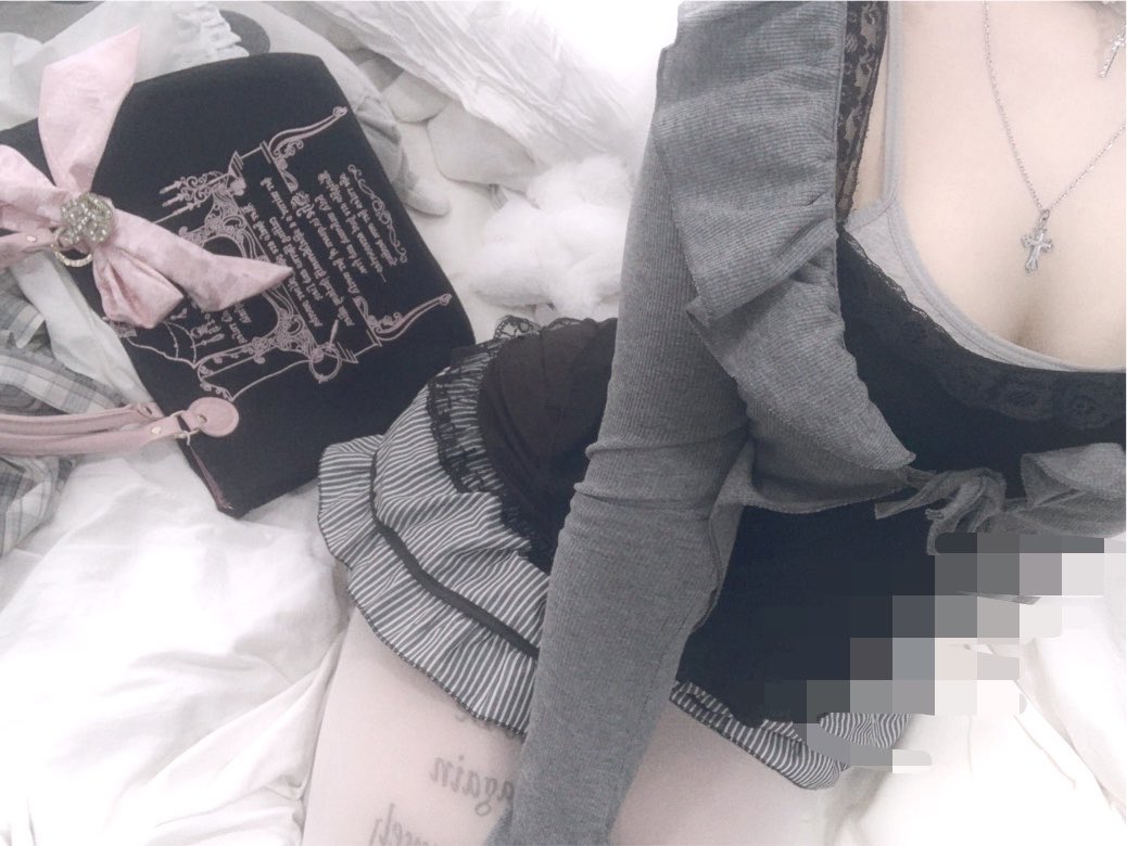 eternaliee's tweet photo. #moothunt #edrtwt day 2
 
  ♡ emily  .  17   .  internet angel 💉
       cw: bmi 18  |  gw: bmi 14
      im into jfashion and art  🐾

#promotwt #jiraitwt #slittwt #drugtwt https://t.co/YBp6mfHO1p