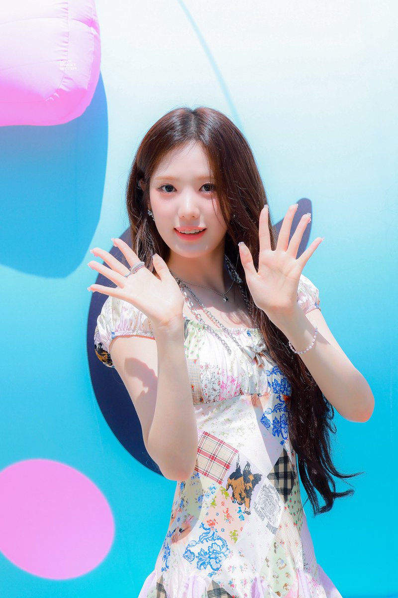lsb_sui's tweet photo. 260806 WhyKiiiKiii Duty Free #KiiiKiii #키키 #SUI #수이 #スイ@We_KiiiKiii https://t.co/H4muhm8BEP