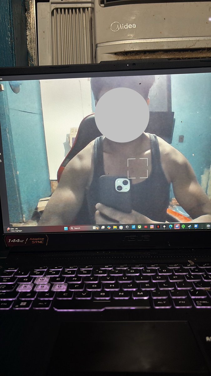 adrian_0603's tweet photo. Any girls into Latinos ?? Bored asf lmao hmu if your tryna play or jus talk #moots #nsfwtwt #latino #dahoodian https://t.co/nDe0DeG5cm