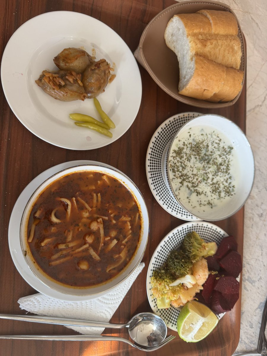 insaatuzmani's tweet photo. Ofiste yıllardır bizimle çalışan bir ablamız var, yemekleri burada pişiriyoruz. Mersin’de ofisimizin yemekleri çevrede bayağı meşhurdur. Çok misafirimiz gelir, neredeyse istisnasız herkes yemeklere bayılır. Haftada bir gün fırına et tava veririz. Zeytinyağımız kendi bahçemizden gelir, başka yağ kullanmayız. Salça, baharat ve kullandığımız birçok ürün de yine kendi bahçelerimizden, tamamen doğal olarak gelir.

Buna rağmen maalesef bazı personeli göz olarak doyuramıyoruz. Bazen ben de mutfağa girip özel yemekler yapıyorum. Ama bir gün bamya, kabak ya da ıspanak çıksın, hemen ablayı darlamaya başlıyorlar. Toplantı yapıyoruz yemek konusunda ablaya kimse laf yapmayacak diyorum, tamam diyorlar. 2 gün sonra abla ağlamaklı yine geliyor. Kadının el lezzeti muazzam en son kaçıracaklar dedim bu hafta bir yıllık izne ayrıl sen kafa dinle.

Ulan, giriş saatinize karışan yok. Bazen 10’da geliyorsunuz, işinizi yaptığınız sürece ses etmiyoruz. Maaşlar piyasanın üzerinde. Saat 6 olduğu an herkes topuk. Bir de üstüne yemek beğendiremiyoruz. 
Her gün et versek yiyecekler yani.Demem oki personelle, çalışanla  uğraşmak kadar zor bir iş yok. İş yapmak çok kolay aslında ama maalesef personelin derdi bitmiyor.