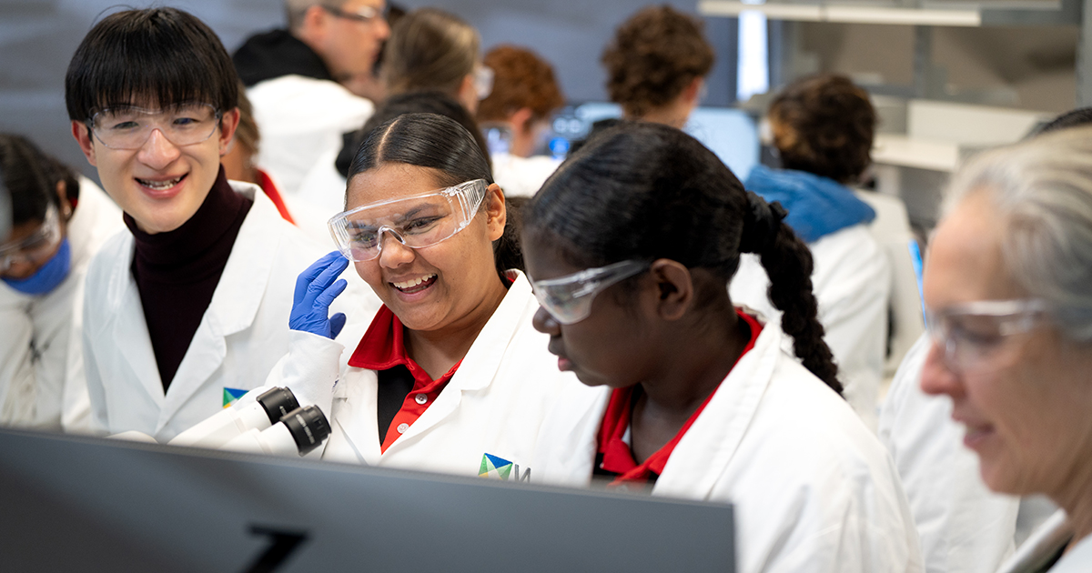 WEHI_research's tweet photo. This year’s WEHI @DeadlyScience Pathways Program welcomed 27 First Nations students for hands-on STEM experiences across Melbourne's biomedical precinct. 

https://t.co/a70pl118CL https://t.co/VNfC5KVY1s