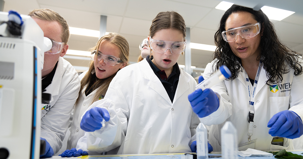 WEHI_research's tweet photo. This year’s WEHI @DeadlyScience Pathways Program welcomed 27 First Nations students for hands-on STEM experiences across Melbourne's biomedical precinct. 

https://t.co/a70pl118CL https://t.co/VNfC5KVY1s