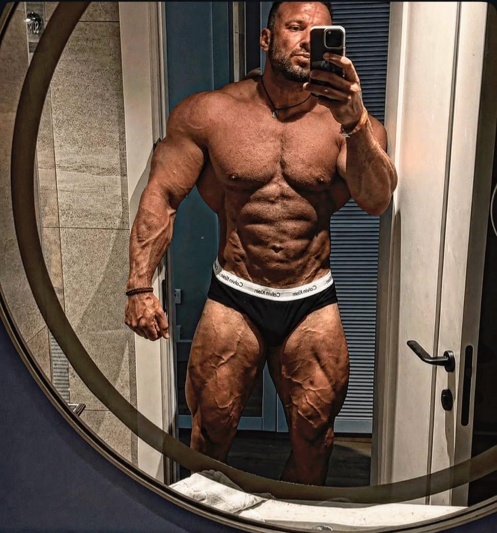 Richard_flbbpro's tweet photo. Did well on story, so I’ll post it on grid” 

127kg bodyweight. 

All inclusive buffet and countless desserts including cheesecake, ice cream, crepes and everything in between and still holding fairly well. This is the position I’m in at the end of the time away https://t.co/0OO8MjY1WP